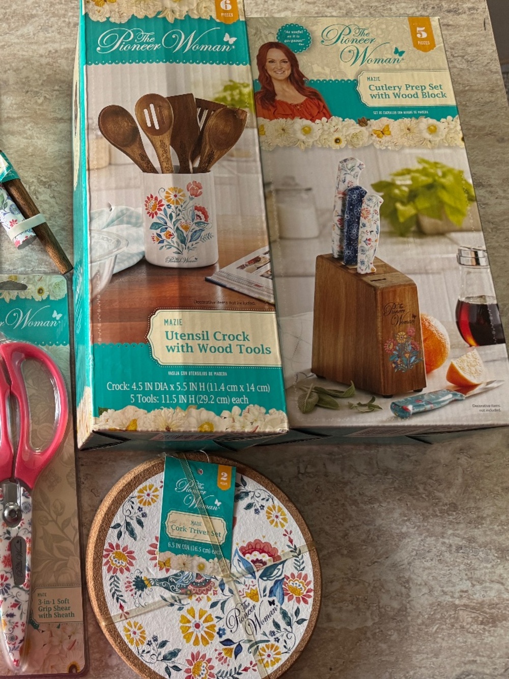 The Pioneer Woman Mazie Collection Bundle | New Kitchen Gift Set - Picture 2 of 11
